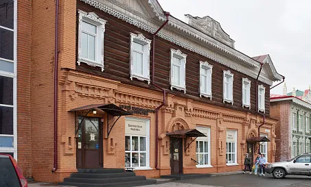 Дом с лавками